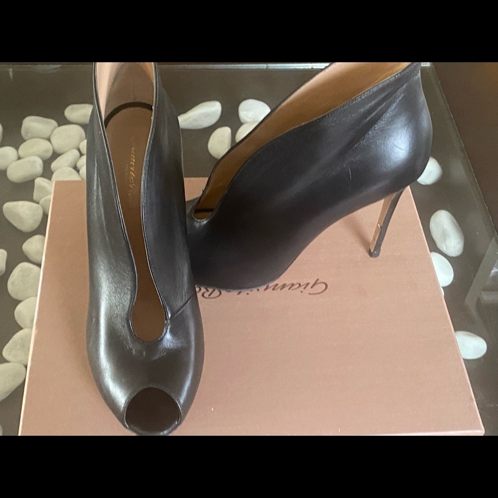 Gianvito Rossi Leather Peep toe Ankle Boots